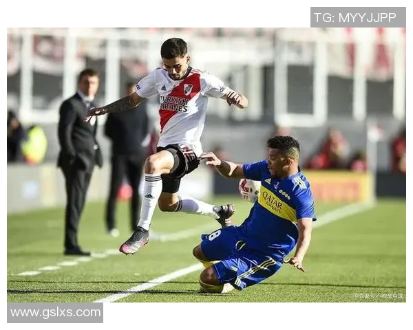 塞维利亚俱乐部确认中场大将受伤,预计休战2周 塞维利亚俱乐部确认中场大将受伤,预计休战2周